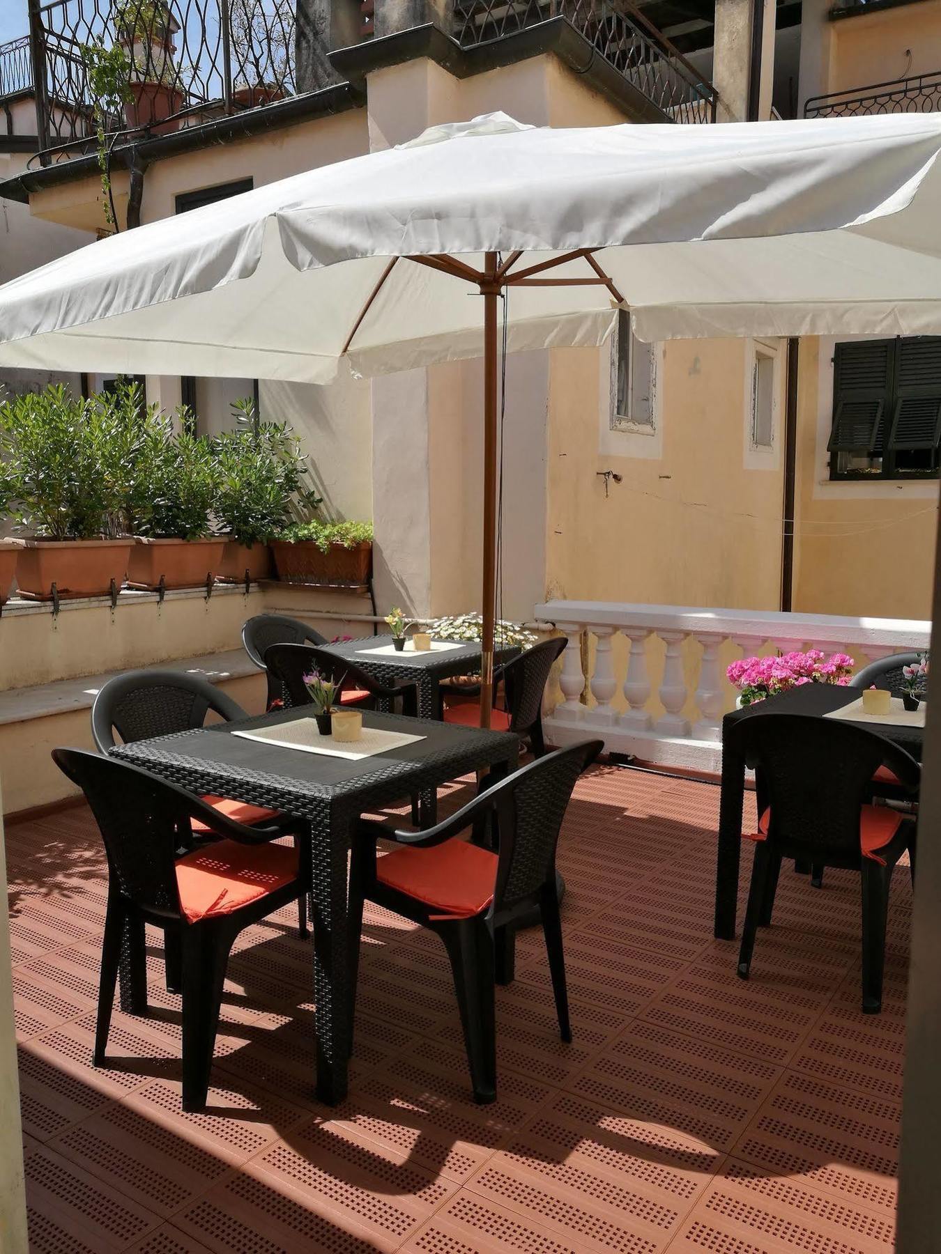 Corte Palazzo Picedi Benettini Sarzana Esterno foto